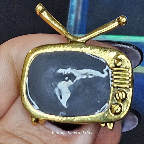 Retro Television TV Off Pin Goldtone Enamel Front Screen 80s Antenna Scarf & Tie - Picture 9 of 12